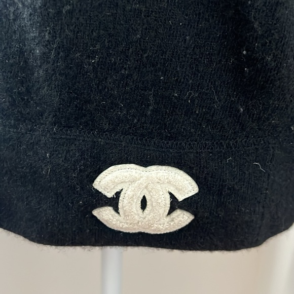 CHANEL CASHMERE black Sweater SIZE 44 White CC logo bottom right - Picture 5 of 9
